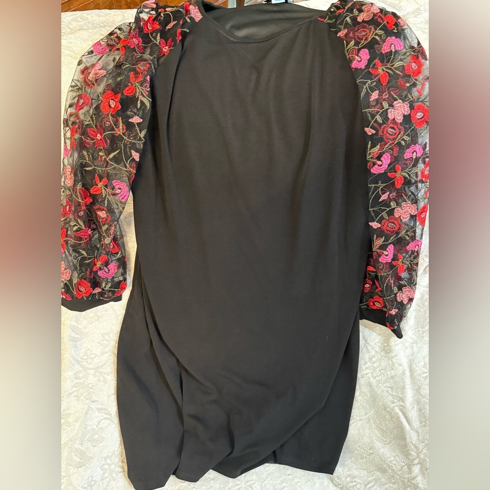 CeCe XL Shift Dress Embroidered Flower Sleeves